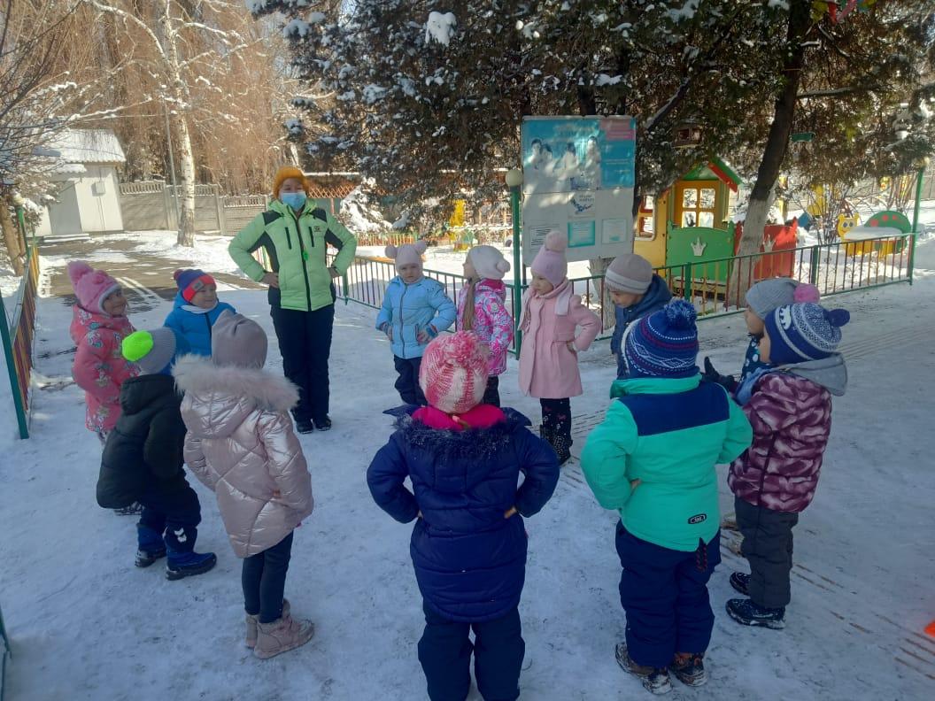 Урок физкультуры на свежем воздухе в зимний период